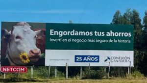 Cartel de Conexión Ganadera en ruta.