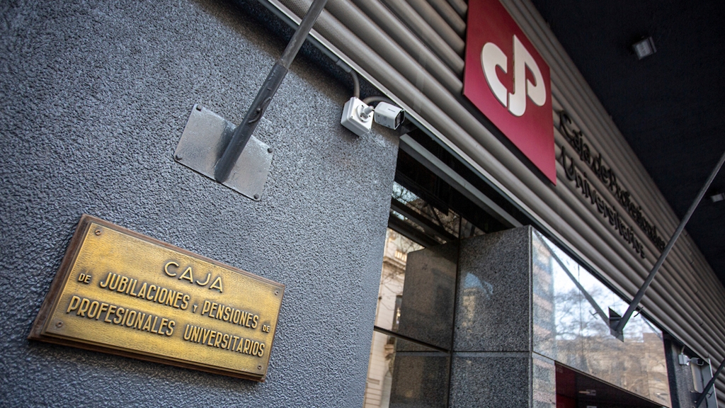 Caja de Profesionales Universitarios en el barrio Centro en Montevideo. Foto: Mauricio Zina/ adhocFOTOS