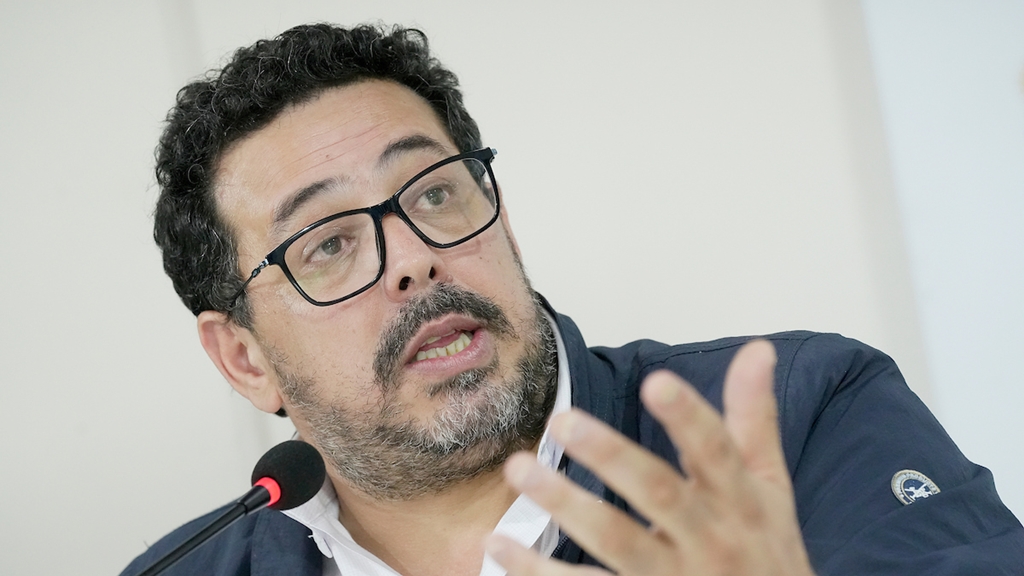 Alejandro Sánchez en conferencia de prensa tras la reunión con el secretariado del FA su sede en Montevideo. Foto: Javier Calvelo / adhocFOTOS