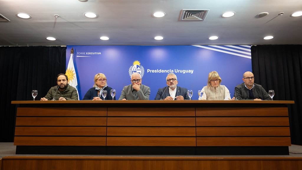 Conferencia de prensa luego de declarar alerta roja meteorológica, en Torre Ejecutiva. Foto: Santiago Mazzarovich / adhocFOTOS