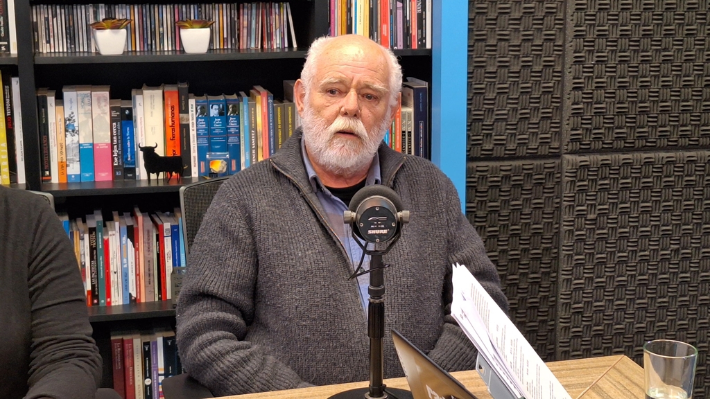 Nuestro coordinador de La Mesa: Héctor Musto, doctor en Ciencias Biológicas, exdocente del Laboratorio de Organización y Evolución del Genoma de la Facultad de Ciencias, especializado en la genómica evolutiva.