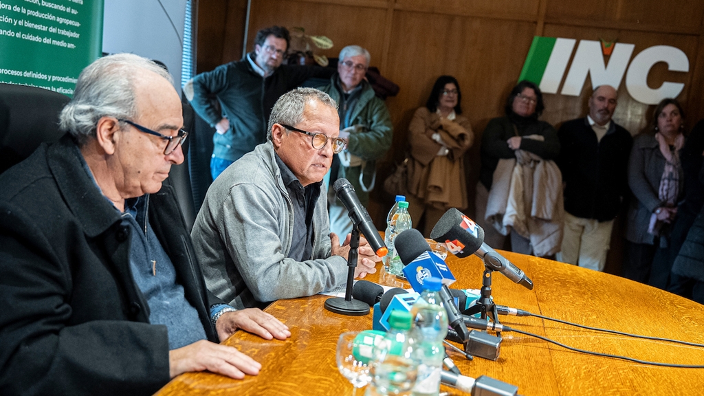Alejandro Henry y Alfredo Fratti durante la asunción del nuevo presidente del Instituto Nacional de Colonización. Foto: Mauricio Zina / adhocFOTOS