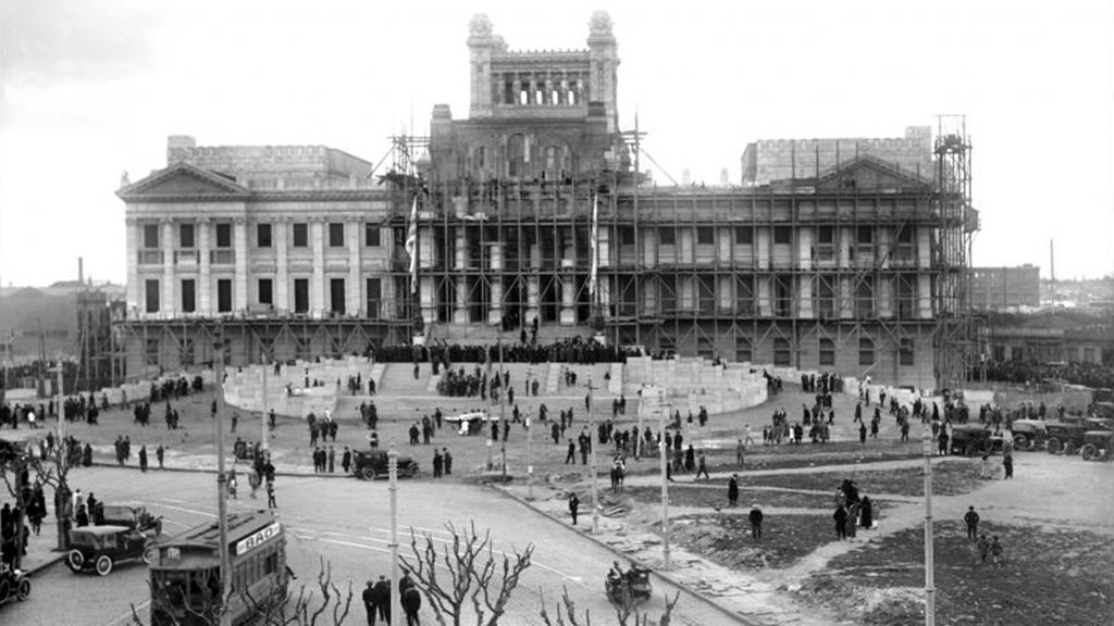 Inauguración del Palacio Legislativo. A la derecha Avenida de las leyes. 25 de agosto de 1925. Foto: Centro de Fotografía