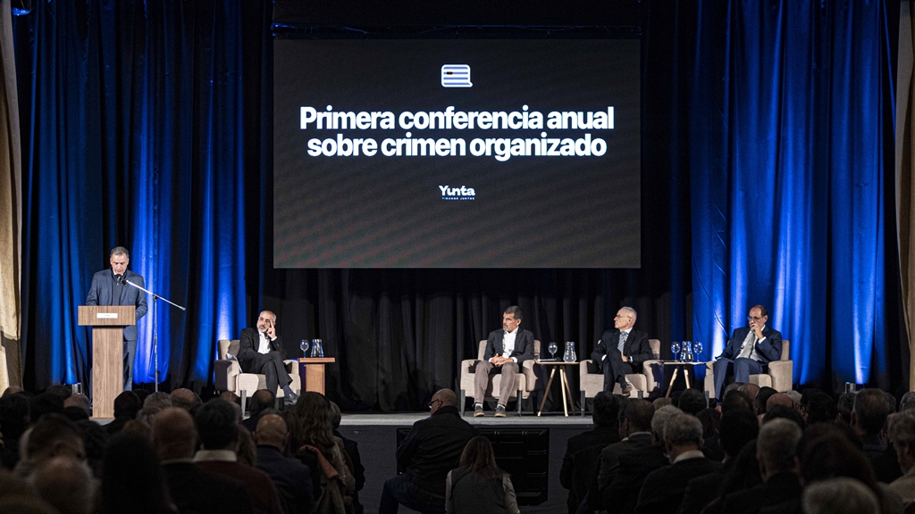 El presidente de la República, Yamandú Orsi, expuso en el seminario El Narco nos Jaquea. Una Espada de Damocles sobre las Democracias, conferencia de carácter anual sobre crimen organizado y economías ilegales
