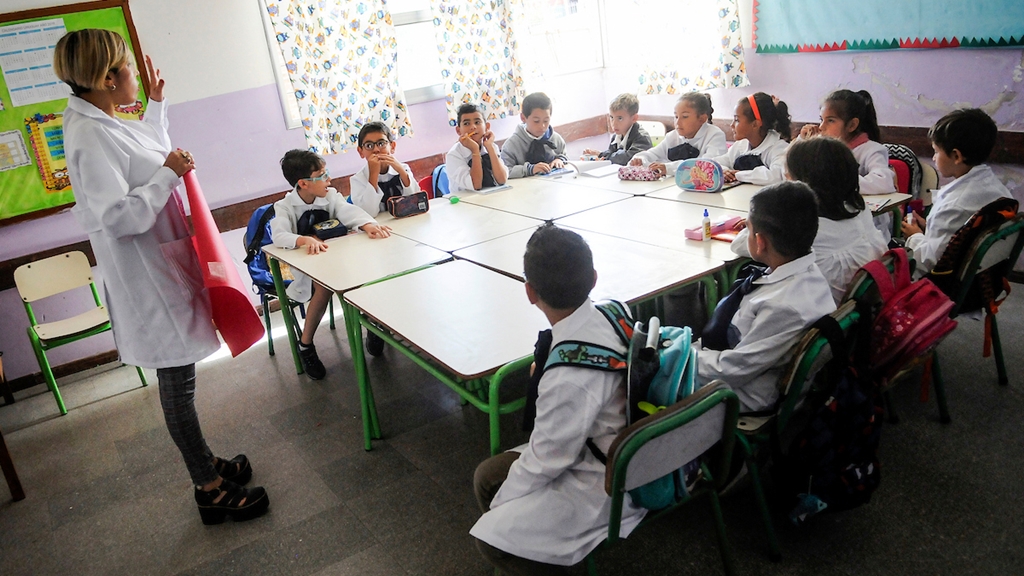 Niños en la escuela. Foto: Javier Calvelo / adhocFOTOS
