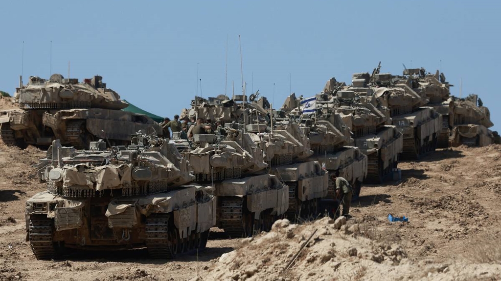 Columna de carros de combate israelíes Mervaka entran en la Franja para iniciar la ofensiva sobre su capital, Ciudad de Gaza. Foto: AFP