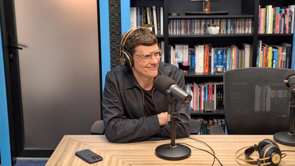 Juan Campodónico en estudio de radio