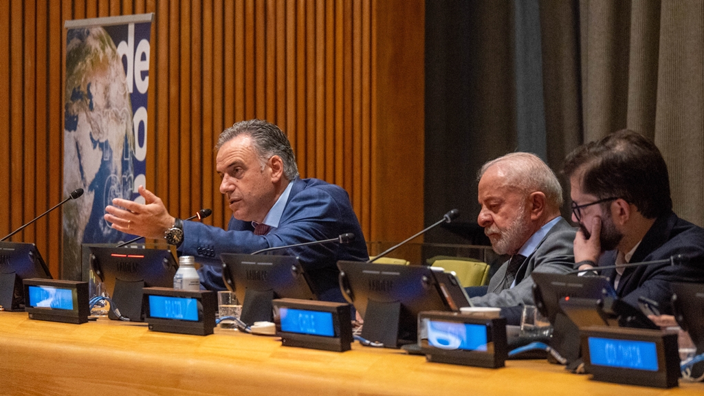 Yamandú Orsi (Uruguay), Luiz Inácio Lula da Silva (Brasil) y Gabriel Boric (Chile) en el foro “En defensa de la democracia: luchando contra el extremismo”. / Foto: Presidencia