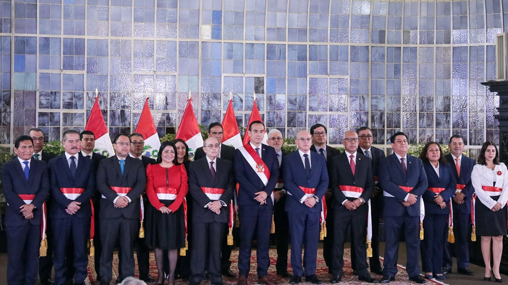 El presidente interino de Perú, José Jerí, posa con sus nuevos ministros durante la ceremonia de investidura de su gabinete en el Palacio Presidencial de Lima. Foto: AFP