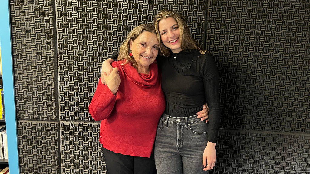Camila Durán y Silvia García, actrices de la obra Personas, lugares & cosas se abrazan mirando a cámara