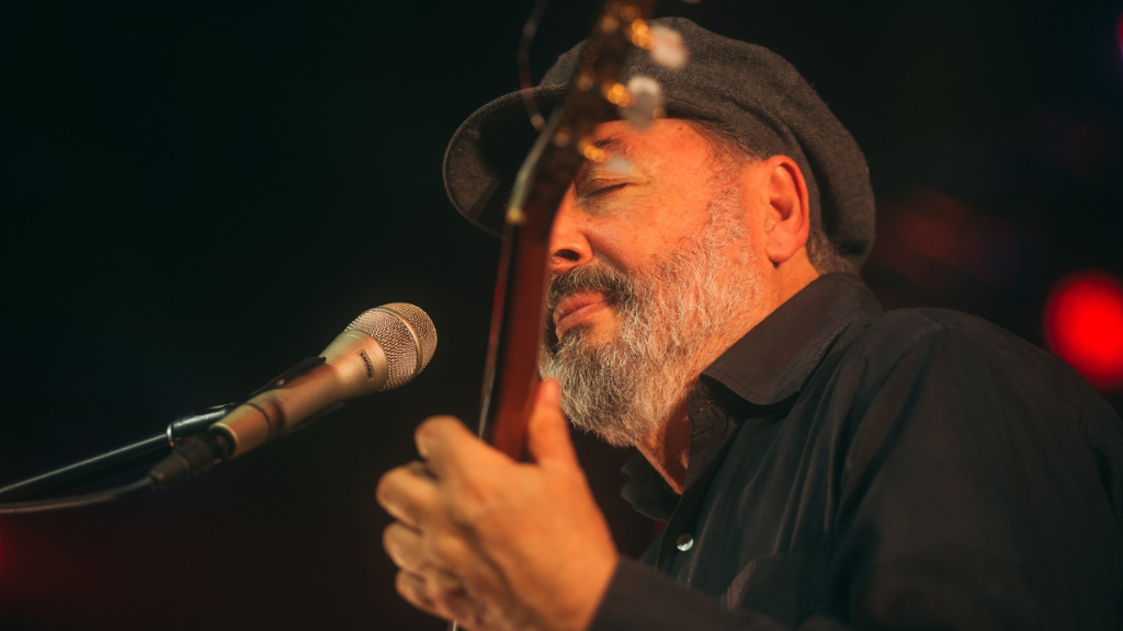 Larbanois & Carrero en concierto tocando la guitarra
