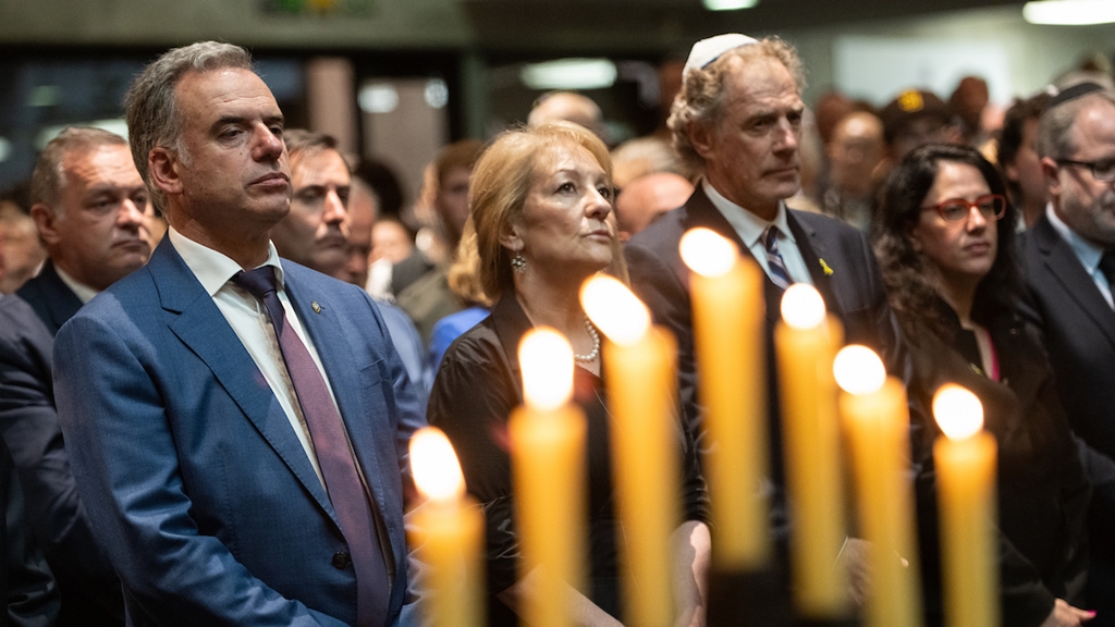 Yamandú Orsi y Carolina Cosse durante la celebración de la Noche de los cristales rotos, realizado en la Nueva Congregación Israelita de Montevideo, organizado por la B´nai B´rith Uruguay. Foto: Santiago Mazzarovich / adhocFOTOS