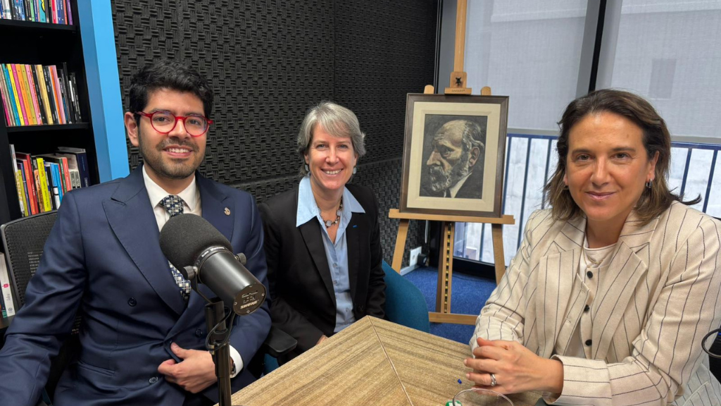 Embajadores de México y Francia con Carina Novarese en estudio de radio