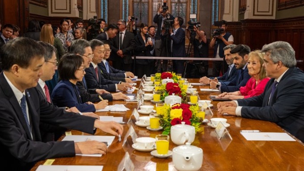 Delegación china encabezada por Ding Xuexiang en el Palacio Legislativ, recibida por la vicepresidenta Carolina Cosse. Foto: Parlamento