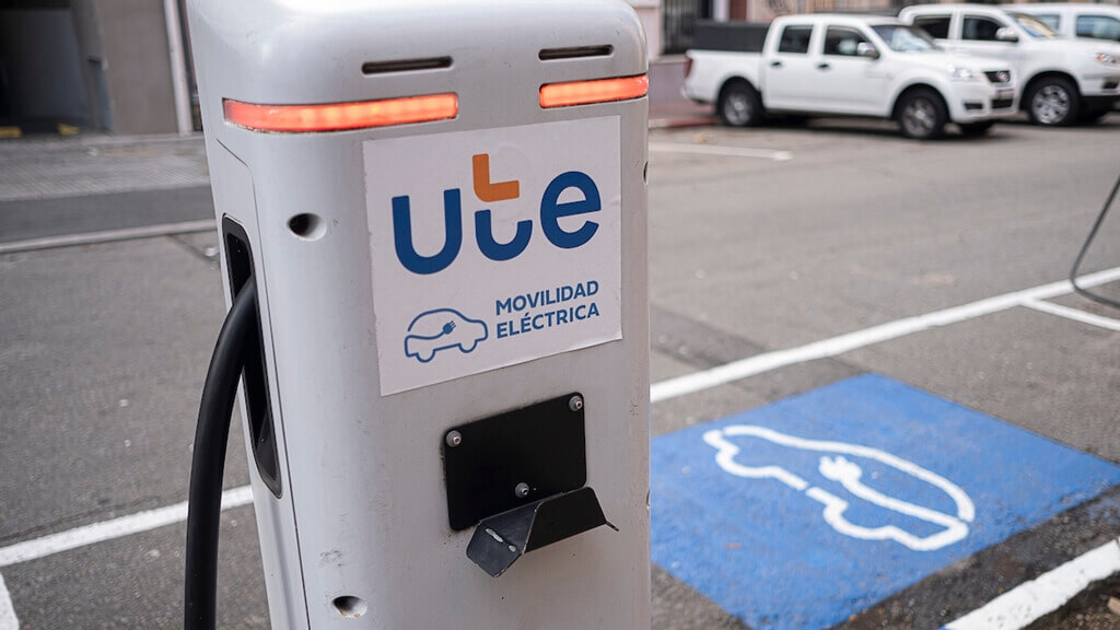 Cargador de autos eléctricos, vehículos eléctricos. Foto: adhocFotos