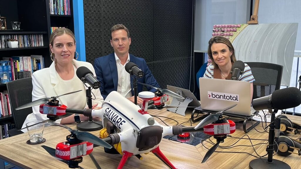 Victoria Blanc, de la firma sanducera de aeronáutica Charles Chalkling S.A y con Adrián Plazas, CEO de la española Salvare.