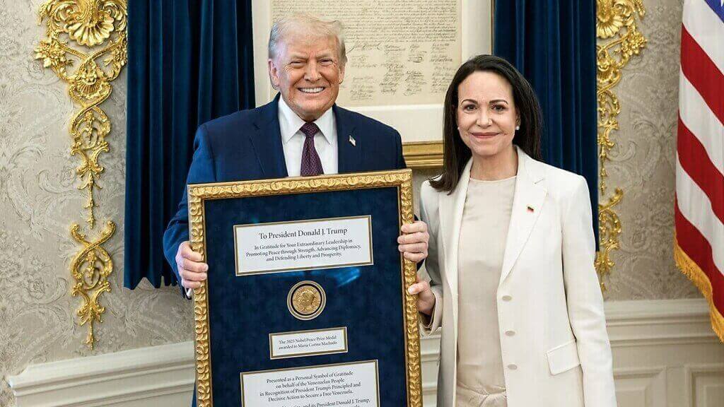 Maria Corina Machado entregó su premio Nobel de la Paz a Donald Trump. Foto: AFP