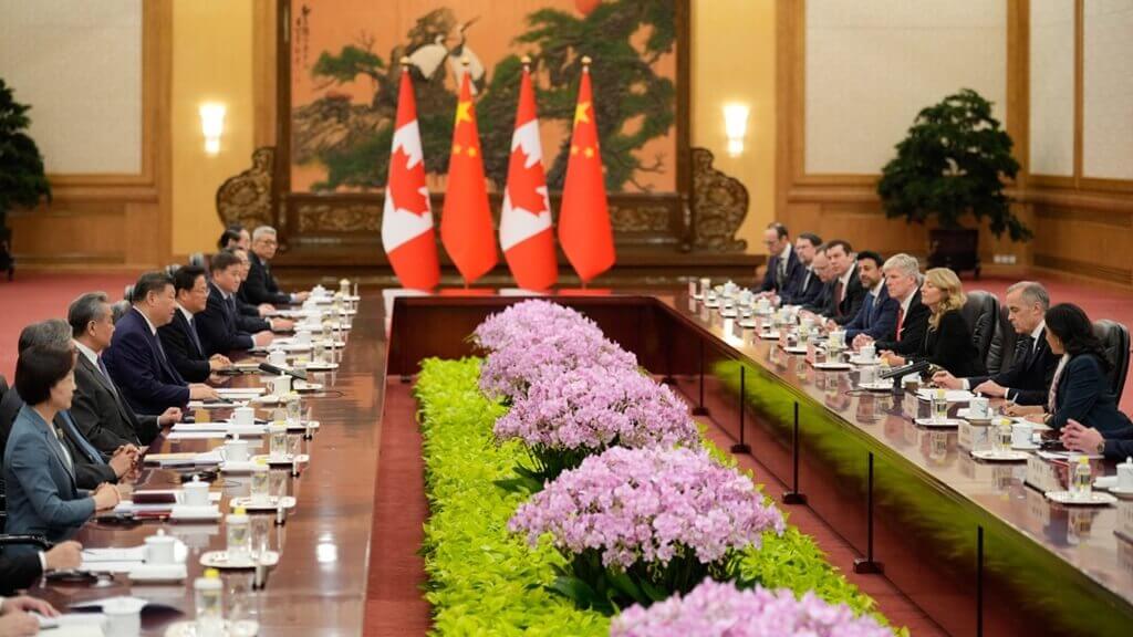 El presidente chino, Xi Jinping y el primer ministro canadiense, Mark Carney, asisten a una reunión en el Gran Salón del Pueblo en Pekín. Foto: AFP