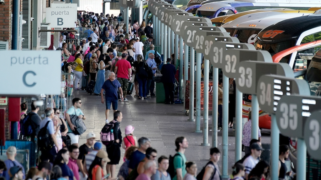 Terminal del shopping Tres Cruces, turismo. Foto: adhocFotos