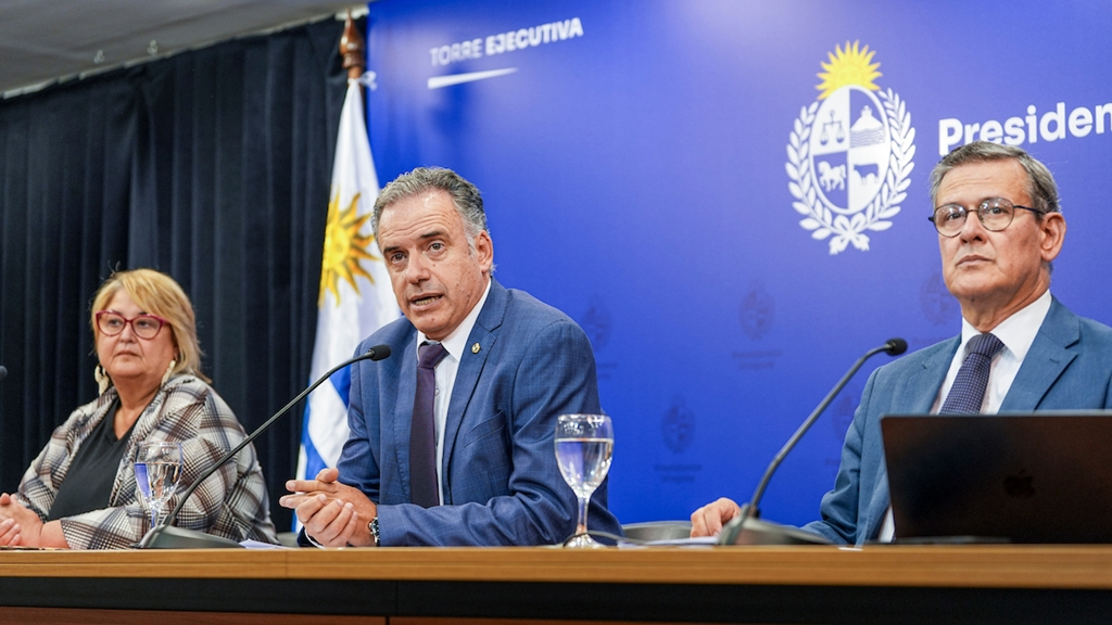 Sandra Lazo, Yamandú Orsi y Jorge Díaz durante la conferencia de prensa tras el Consejo de Ministros en la sala de prensa de la Torre Ejecutiva en Montevideo. Foto: Mauricio Zina / adhocFOTOS.