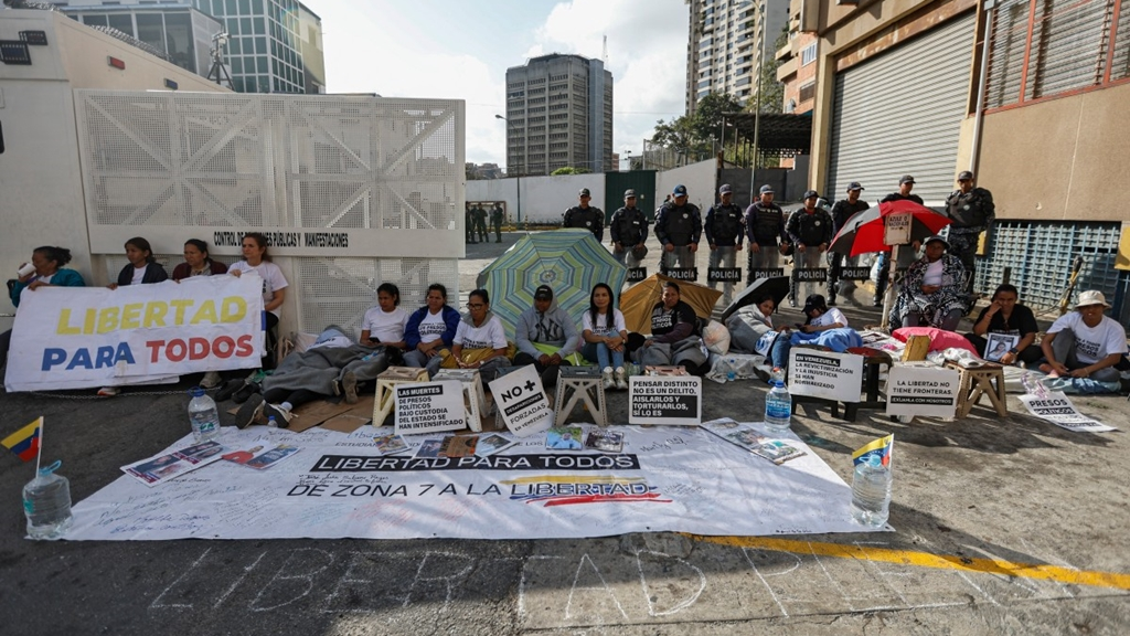 Mujeres familiares de presos políticos venezolanos en tercer día de huelga de hambre para presionar por más excarcelaciones. Foto: AFP