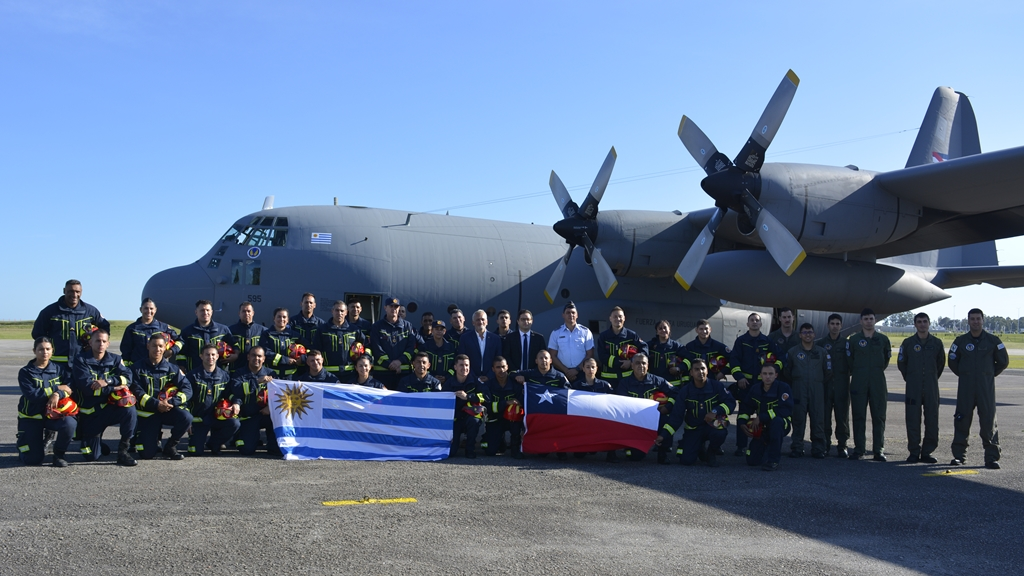 Bomberos uruguayos enviados a Chile. Foto: Presidencia Uruguay