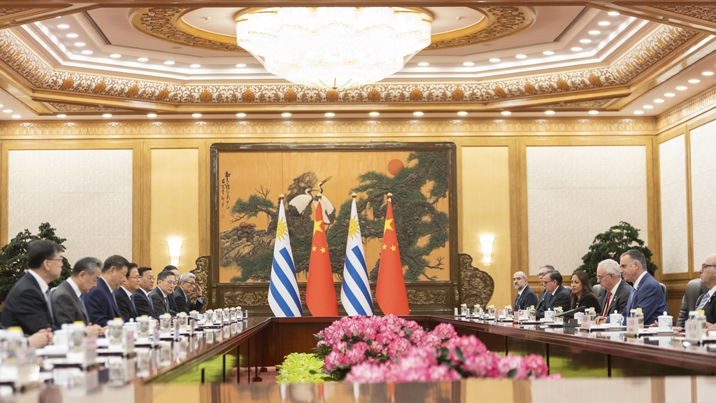 Delegaciones de Yamandú Orsi y de Xi Jinping reunidas en el Gran Palacio del Pueblo. Foto: Presidencia