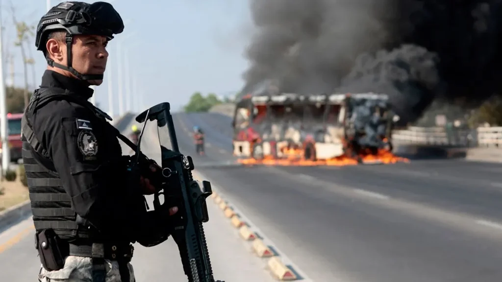 En México, la muerte del poderoso capo del narcotráfico Nemesio "El Mencho" Oseguera en un operativo del Ejército sacudió al estado de Jalisco y provocó una ola de violencia en varios puntos del país. Foto: AFP
