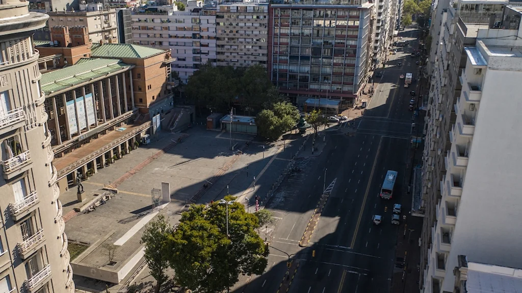 Intendencia de Montevideo, avenida 18 de Julio. Foto: adhocFotos