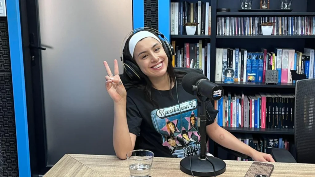 Luana en estudio de radio