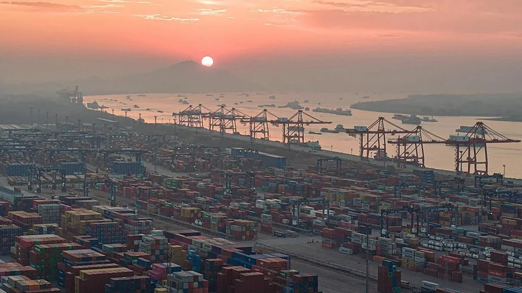 Vista general del puerto de Nanjing, en el este de China, con miles de contenedores esperando a ser embarcados. Foto: AFP
