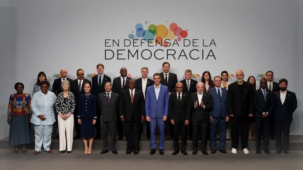 Yamandú Orsi participó en Barcelona en la IV Cumbre en Defensa de la Democracia. Foto: Presidencia