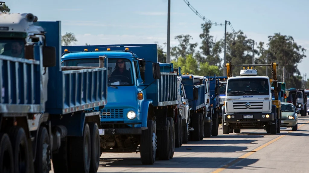 Movilizacion de transportistas de residuos de obras en la usina Felipe Cardozo en Montevideo. Foto: Mauricio Zina / adhocFOTOS